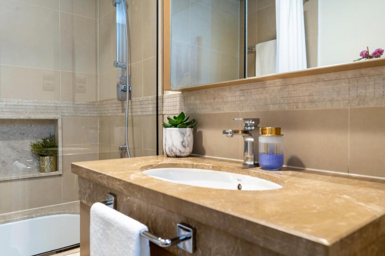 Prestige Living 1Br With Full Burj Khalifa View By Auberge دبي المظهر الخارجي الصورة
